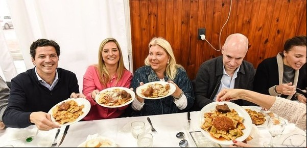 El cierre de campaña "hipercalórico" de Elisa Carrió: choripán en TV, ravioles en la ruta y visita a la Virgen de San Nicolás