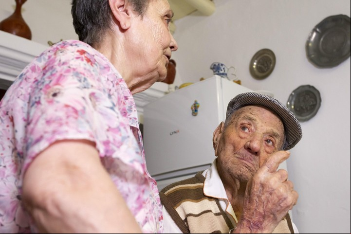 Su hija, de 81 años, es quien lo cuida y vive con él. / EFE