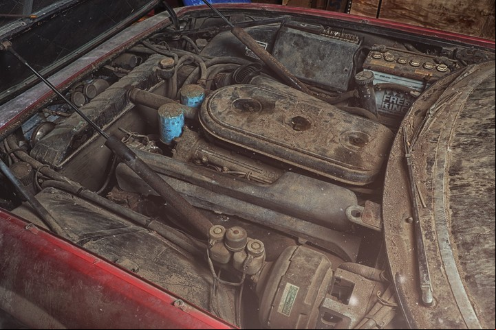 El motor, con polvo.