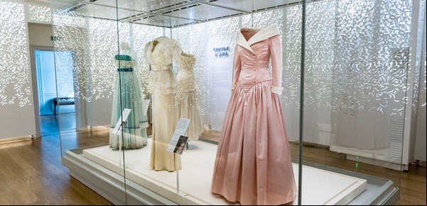 Lady Di: vestido por vestido, la muestra que eligió la Corona británica para recordarla