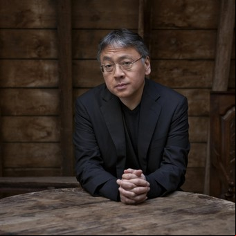 Kazuo Ishiguro y una robot como dama de compañía