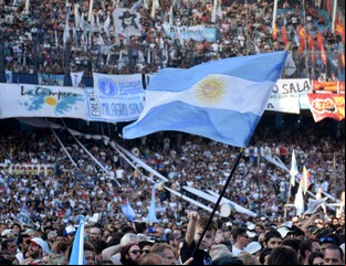 Un dirigente camporista se mete en la campaña presidencial de Racing y juega con el oficialismo en el club