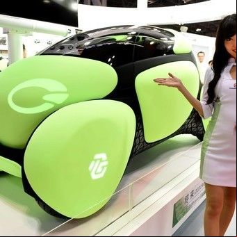 Crean un auto de goma que parece ser irrompible