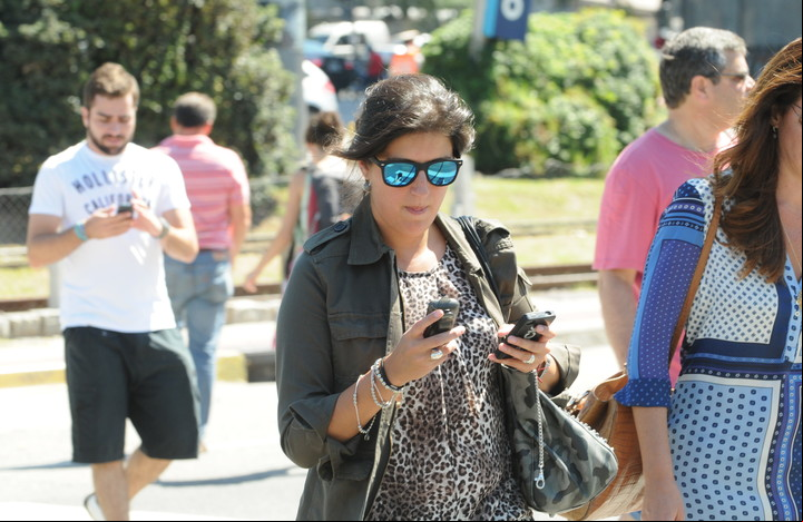 Distracción de peatones al cruzar la calle
Foto: Diego Díaz