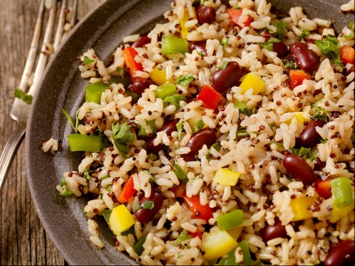 Las variedades de arroz integral conservan las fibras y nutrientes.
