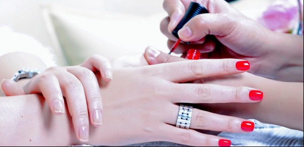 Esmaltado de uñas semipermanente: ventajas y desventajas