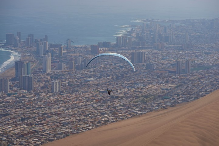 Un parapentista sobrevuela Iquique y sus playas, en el norte de Chile