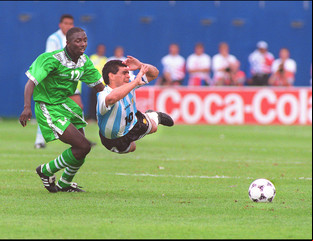 Suspenden de por vida a Samson Siasia, el nigeriano que jugó el último partido de Maradona en la Selección