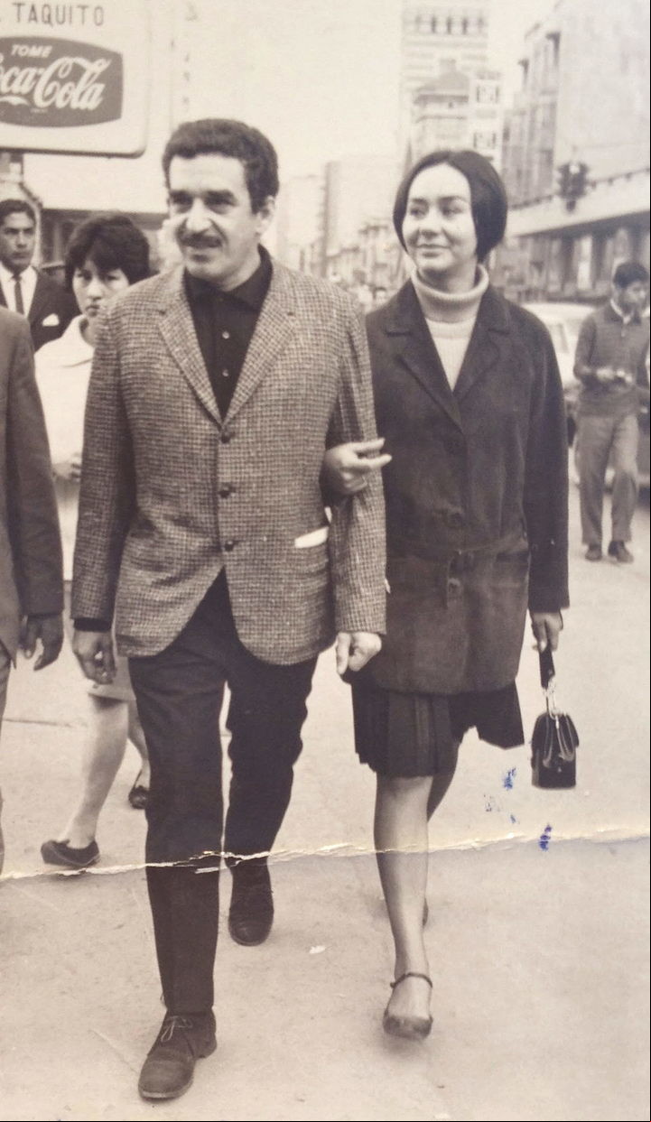 El escritor colombiano Gabriel García Márquez y su esposa, Mercedes, en Bogotá (Colombia) en 1967. Foto: EFE/Centro Harry Ransom.