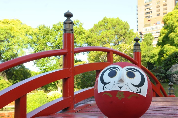 Cuando se alcanza el objetivo, se le pinta el segundo ojo al daruma.