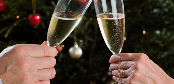 Año Nuevo 2025: Qué se pone en un vaso para desear dinero en fin de año