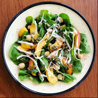 Ensalada de duraznos y espinaca