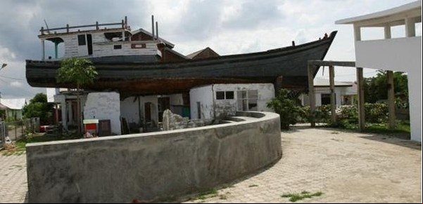 Después de 18 años del tsunami, un barco "salvador" sigue sobre un tejado