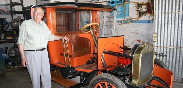 El mecánico que a los 83 años hizo revivir un auto de 1905