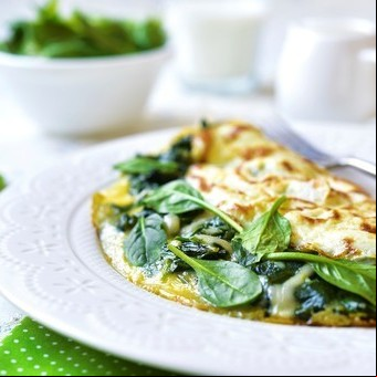 Omelette con espinaca y queso