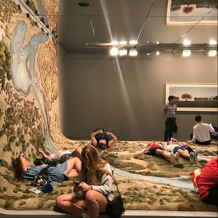 Selfies. El público se apropia de la obra en la trienal de Melbourne, Australia.
