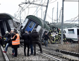 Tres muertos y más de 100 heridos por el descarrilamiento de un tren en Milán