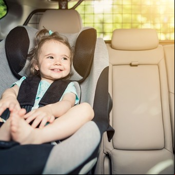 El síndrome del bebé olvidado y cómo la tecnología ayuda a evitar niños abandonados en el asiento trasero del auto