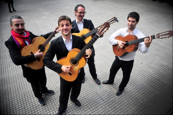 Rodrigo con los integrantes de la banda El Yotivenco. GERMAN GARCIA ADRASTI/ ARCHIVO CLARIN