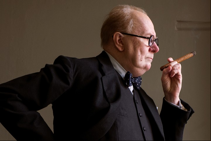 Gary Oldman como Winston Churchill en una escena de "Darkest Hour". (Jack English/Focus Features via AP)