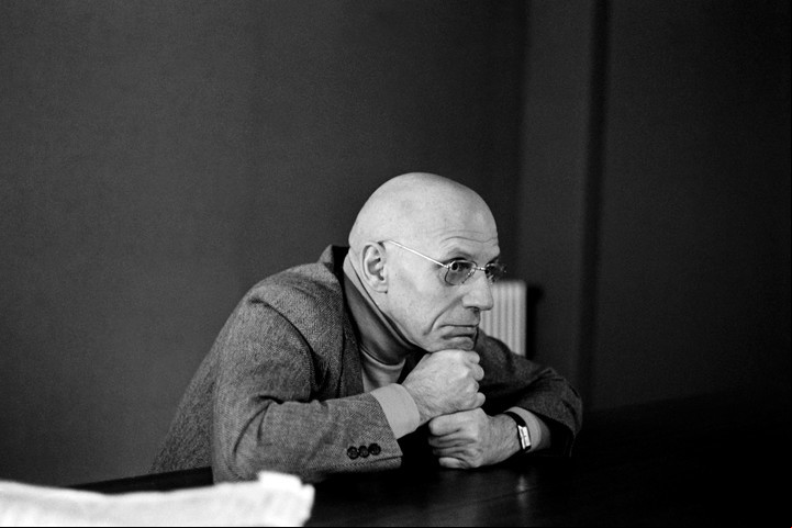 El filósofo francés Michel Foucault conversa con Bernard-Henri Levy (no en la foto), en la residencia BHL de la calle Saints Peres, en París. AFP PHOTO MICHELE BANCILHON