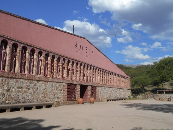 El Museo Rocsen alberga más de 55.000 piezas de todo el mundo y su fachada tiene 49 esculturas.