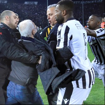 Locura en Grecia: furioso, el presidente de un club entró con un arma a la cancha