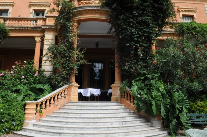 Bienvenida. La imponente escalera de Villa Ocampo. / Diego Díaz