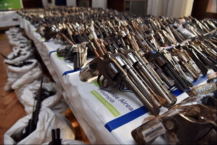 Los ministerios de Justicia y Derechos Humanos y de Seguridad llevaron a cabo un operativo de destrucción de 32.320 armas de fuego en una planta siderúrgica de la ciudad bonaerense de Campana.
