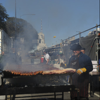 Un especialista advierte que en Argentina hay mucho cáncer de colon porque se come demasiada carne asada