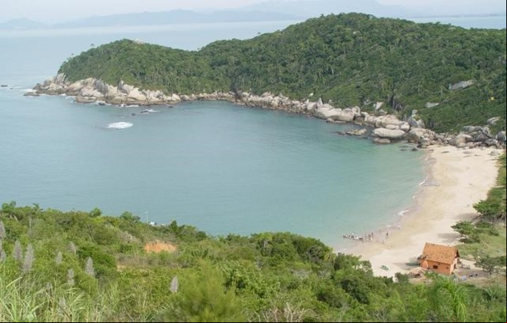 Vista panorámica de la playa de Tainha, en Bombinhas. Foto: bombinhas.sc.gov.br