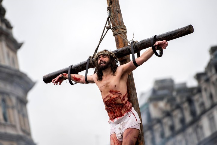 La crucifixión de Jesús es recreada en todo el mundo el Viernes Santo Foto EFE/ Will Oliver.