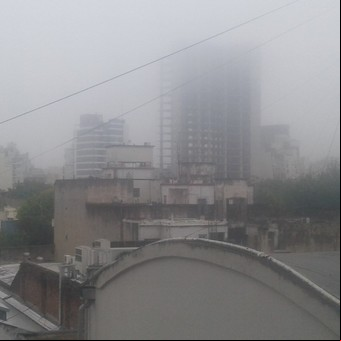 Hubo demoras y al menos 15 vuelos desviados en Ezeiza por la niebla