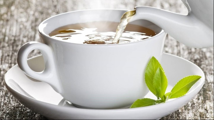 La manzanilla permite prevenir infecciones, combatir la congestión nasal y ayuda a disminuir los estados inflamatorios.