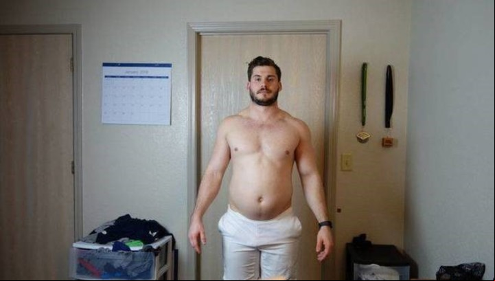 Al empezar su rutina, pesaba más de 91 kilos. (Facebook Hunter Hobbs)