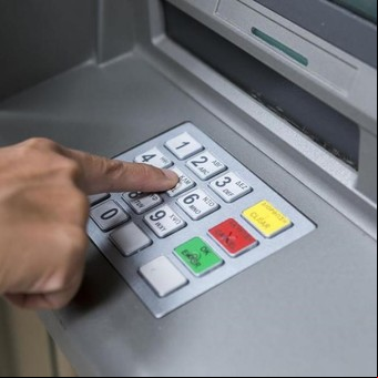 Alertan sobre un nuevo virus que roba datos de la tarjeta y permite sacar dinero de cajeros automáticos