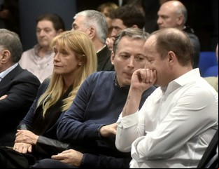 El PJ quiere aprovechar el mal momento de Quintana para bloquear a Farmacity