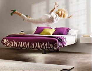 La cama flotante que desafía la gravedad
