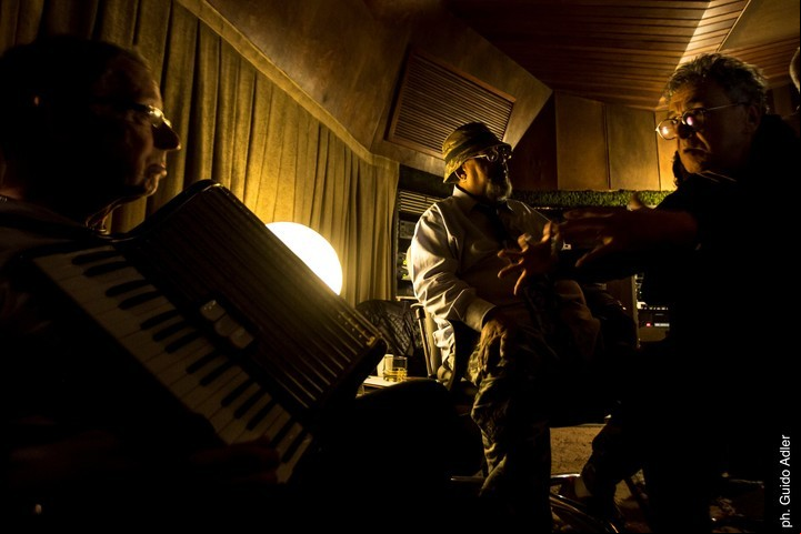 Reunión cumbre en las penumbras. Fattoruso, Rada y Bond, en sintonía musical. (Foto: Prensa-Guido Adler)