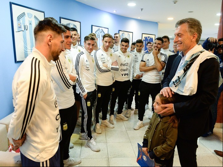 El saludo del Presidente y Lionel Messi (EFE).