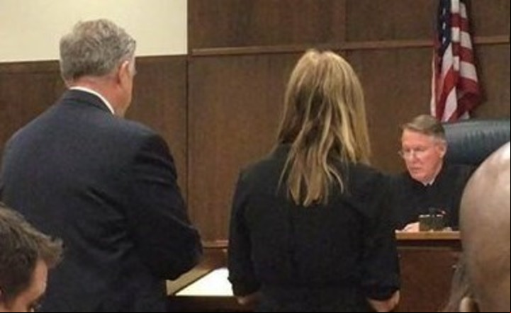 Durante el proceso oral, la ex maestra reconoció los hechos. Foto: Daily Mail.