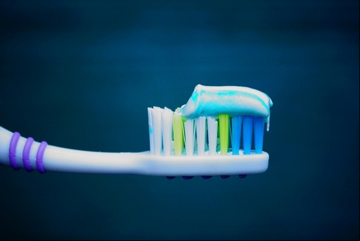 El triclosán puede estar presente en pastas dentales y enjuagues bucales. Foto Shutterstock.