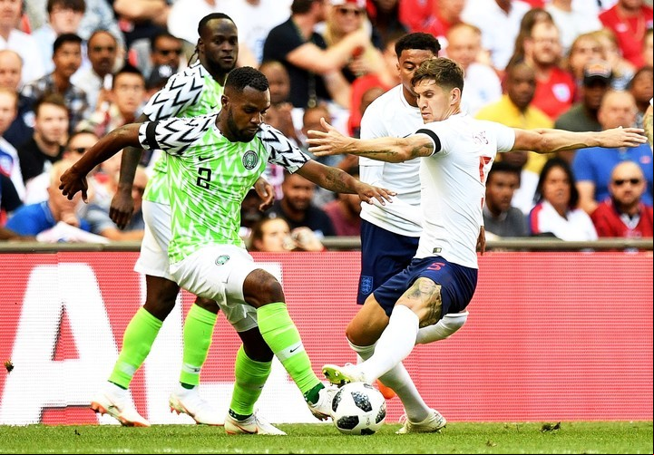Brian Idowu, de Nigeria, disputa la pelota con Johsn Stones, de Inglaterra, durante un amistoso en Wembley.