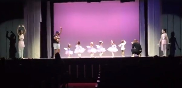 Video: vio llorar a su pequeña hija, subió al escenario y bailó con ella