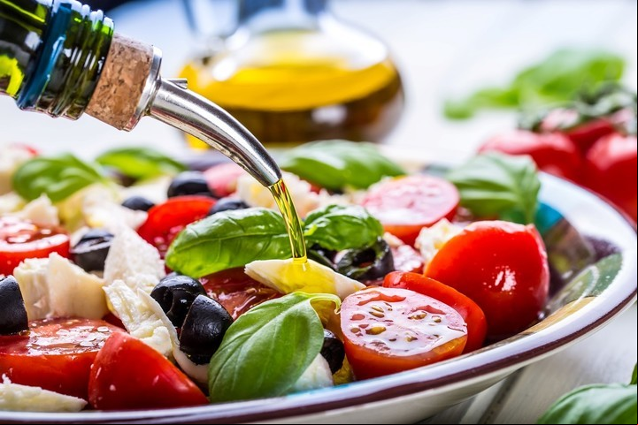 La dieta mediterránea enfatiza el alto consumo de frutas, verduras, aceite de oliva y granos integrales.