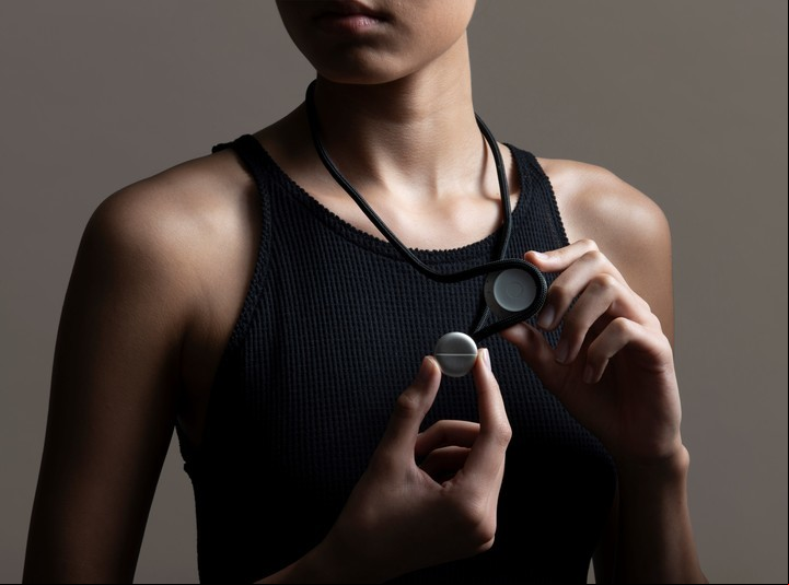 Collar. rio que
almacena bitcoins y vincula el diseño con la moda.