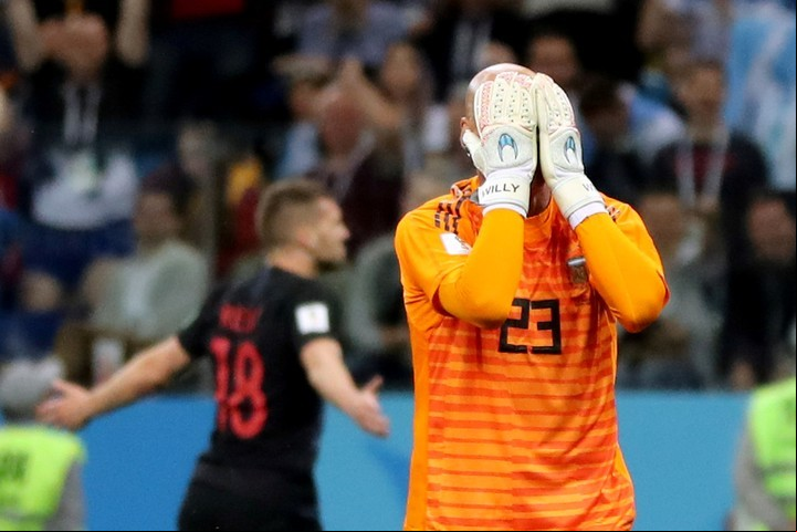 Caballero se toma la cabeza y Rebic festeja (REUTER).