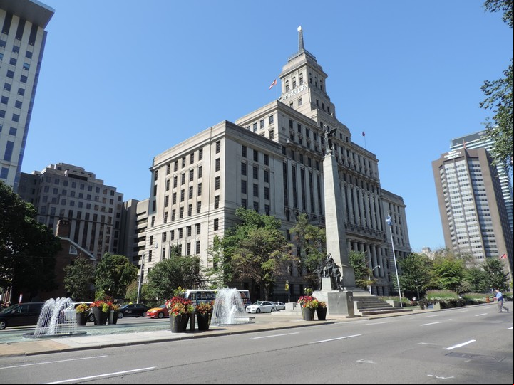 Espacios verdes y monumentos asoman en medio de los edificios más grandes de la ciudad.