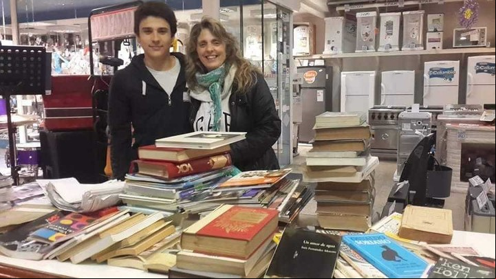 Vecinos solidarios de Villa Bosch donan libros para mandar a Tucumán.