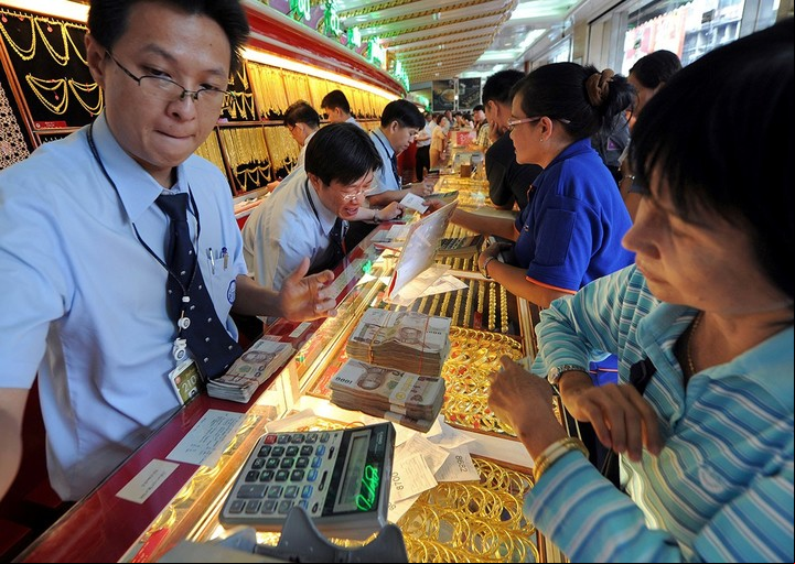 Mercado callejero. La venta de joyas en los puestos al aire libre atrae a turistas de todo el mundo. Con regateo, cuestan hasta un 30% menos.